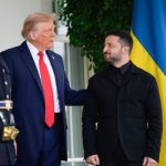 Gest simbolic Zelenski i a daruit lui Trump crosa unui soldat ranit