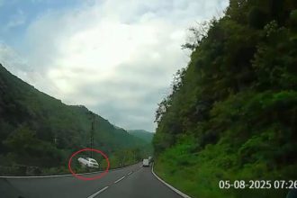 Imagini cu masina cazuta in Olt marti dimineata