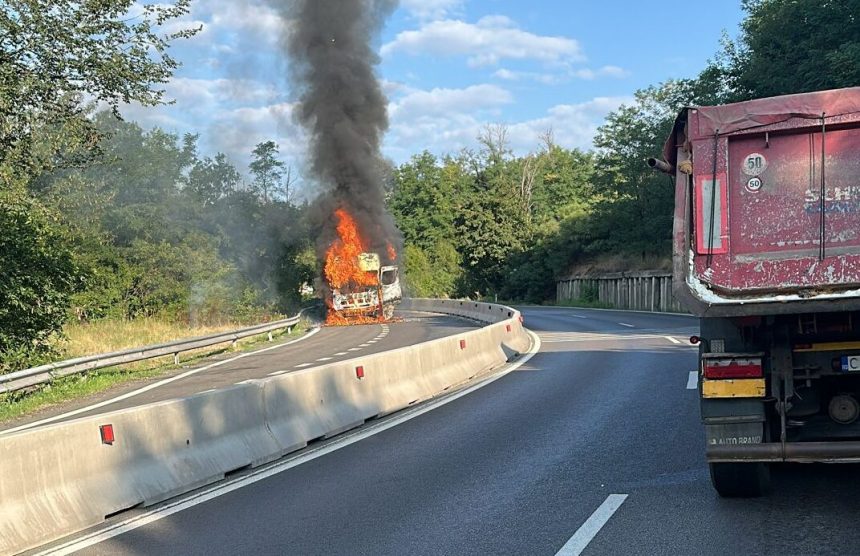 Incendiu pe DN7 TIR cu alimente cuprins de flacari
