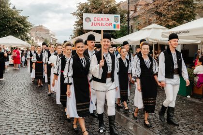 Luna August incepe cu Festivalul Folcloric Cantecele Muntilor in Piata Mare Programul de vineri