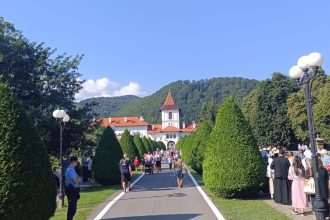 Mii de pelerini la Manastirea Brancoveanu pentru canonizarea Sfantului Serafim