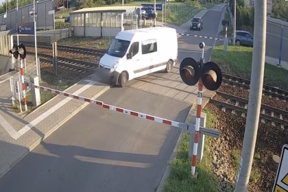 Miracol in Polonia Un sofer de microbuz supravietuieste unui accident de tren