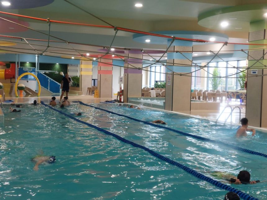 Ora de sport la inot continua in 2025 2026 cu Tursib gratuit