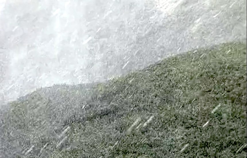 Peisaj de iarna in vara a nins la munte