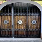 Poarta traditionala la Primaria Sadu realizata de un mester local