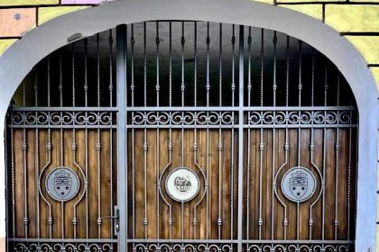 Poarta traditionala la Primaria Sadu realizata de un mester local