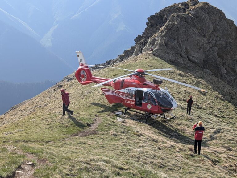 Salvat cu elicopterul dupa caderea de 100 metri