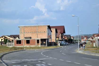 Sapte sibieni participa la tragerea la sorti pentru 4 tereni pentru tineri