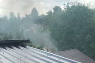 Sateanca din Orlat suparata de vecinul care arde plastic Fumul este toxic