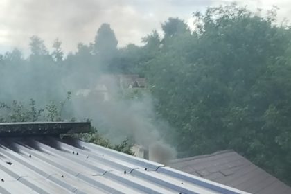 Sateanca din Orlat suparata de vecinul care arde plastic Fumul este toxic