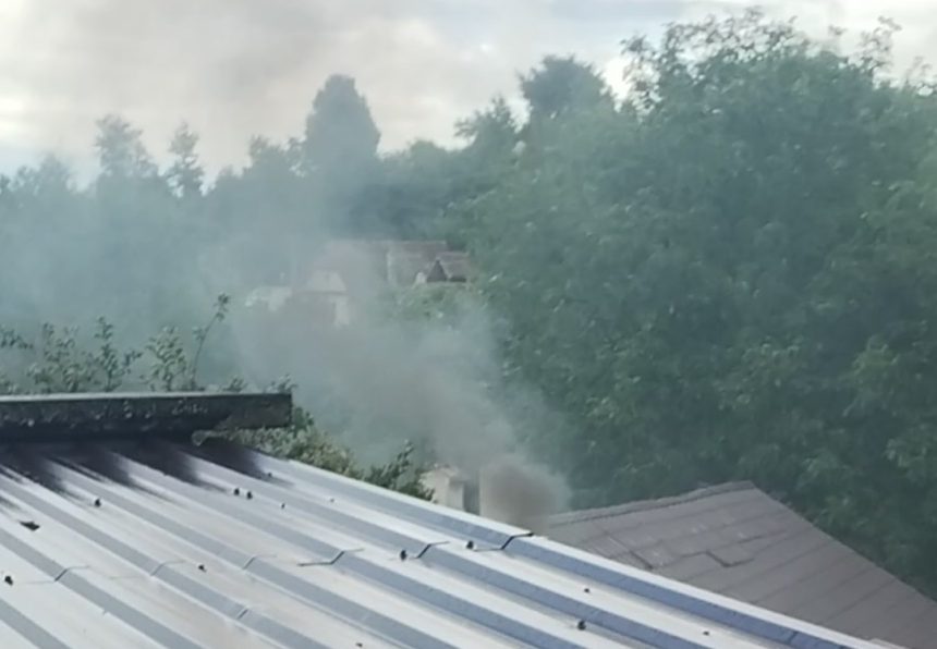 Sateanca din Orlat suparata de vecinul care arde plastic Fumul este toxic