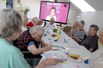 Seniorii din Salistete au pictat trandafiri din suflet