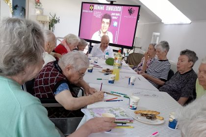 Seniorii din Salistete au pictat trandafiri din suflet