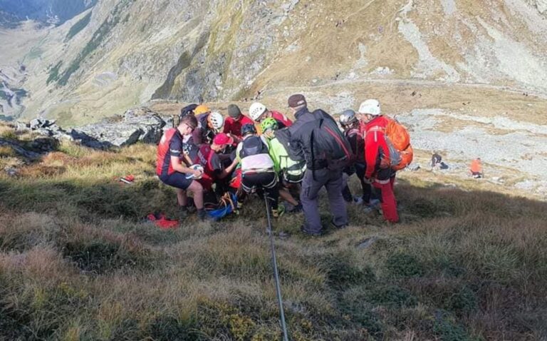 Turist cu piciorul rupt salvat din Fagaras