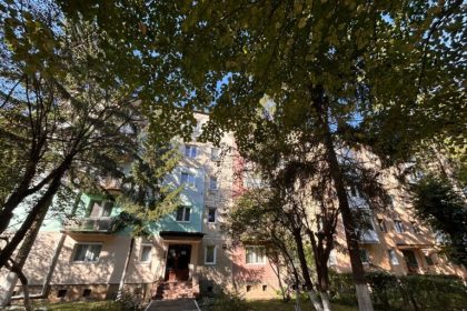 Vecinii despre fetita de 13 ani sinucisa pe O stirii