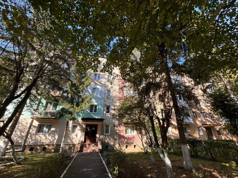 Vecinii despre fetita de 13 ani sinucisa pe O stirii