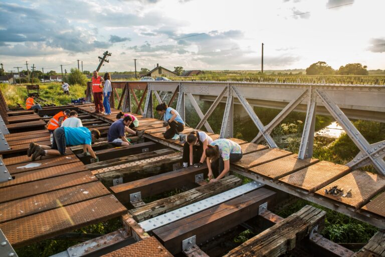 Voluntarii au restaurat Podul Fetelor hotii au furat