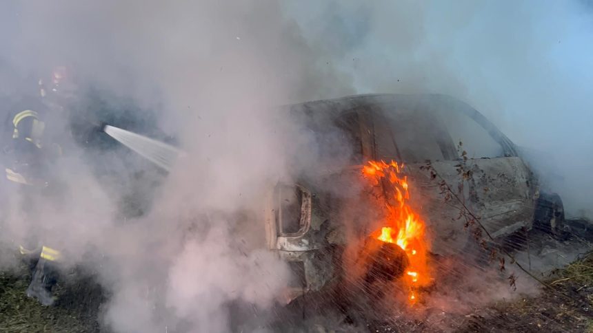 autoturism ars pe drum forestier interventie pompieri