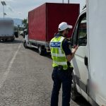 A pus numere false pe duba si s a intalnit cu politia