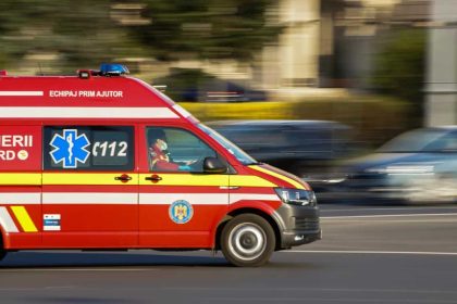 Accident grav la Sibiu autoturism oprit in stalp ranit
