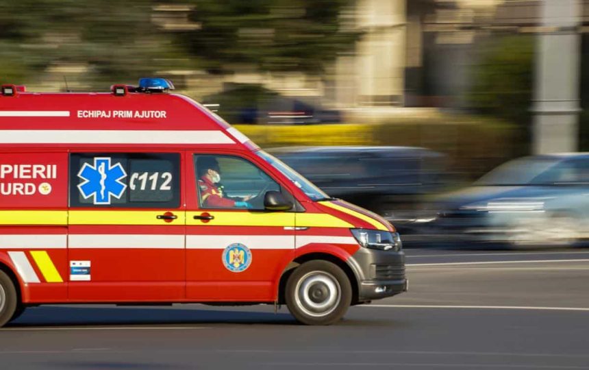 Accident grav la Sibiu autoturism oprit in stalp ranit