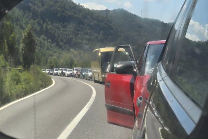 Accident luni pe Valea Oltului trafic blocat
