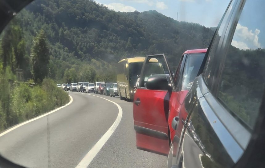 Accident luni pe Valea Oltului trafic blocat