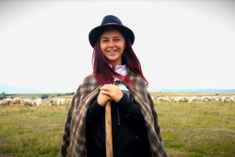 Andreea adolescenta din Cristian vrea sa ramana ciobanita