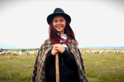 Andreea adolescenta din Cristian vrea sa ramana ciobanita