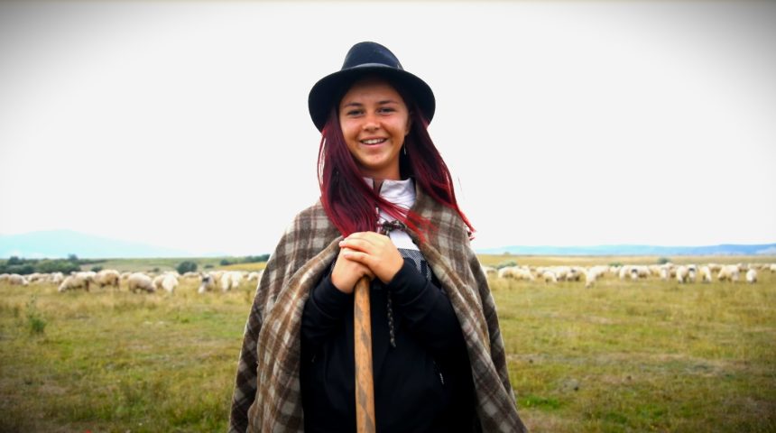 Andreea adolescenta din Cristian vrea sa ramana ciobanita