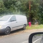 Barbat si femeie surprinsi aruncand gunoaie la Poplaca