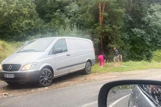 Barbat si femeie surprinsi aruncand gunoaie la Poplaca