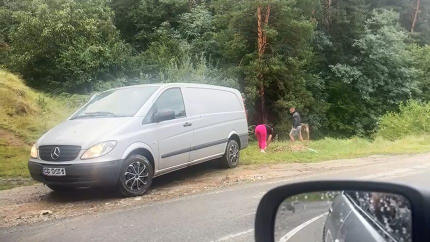 Barbat si femeie surprinsi aruncand gunoaie la Poplaca