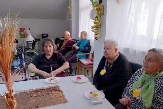 Bunicutele Maria si Silvia celebreaza la azilul din Salistete