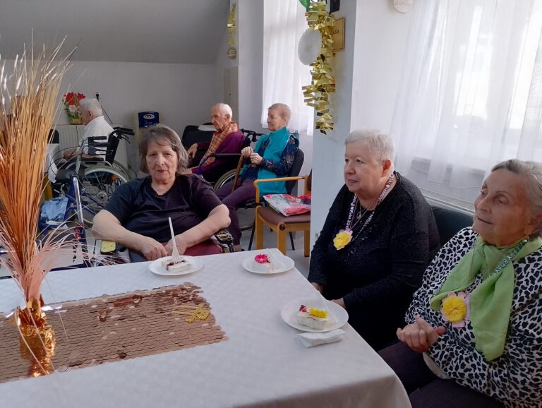 Bunicutele Maria si Silvia celebreaza la azilul din Salistete