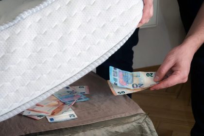 Ce nu stim despre carduri Banca Europeana recomanda economisirea de cash acasa