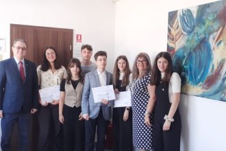 Cei mai buni elevi recompensati cu bani premiile pentru 10