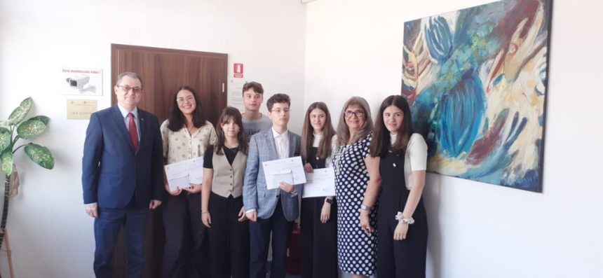 Cei mai buni elevi recompensati cu bani premiile pentru 10