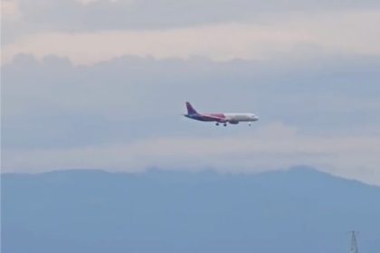 Cerul Sibiului survolat de un avion ore intregi video