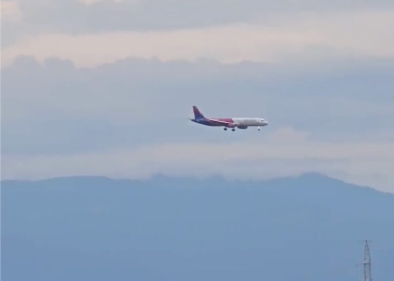 Cerul Sibiului survolat de un avion ore intregi video
