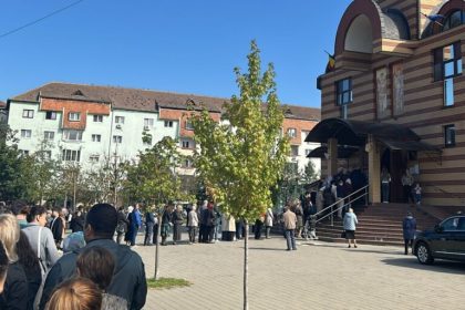 Coada la Biserica din Strand pentru pelerinaj