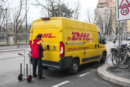 Comanzi din strainatate DHL creste preturile livrarilor