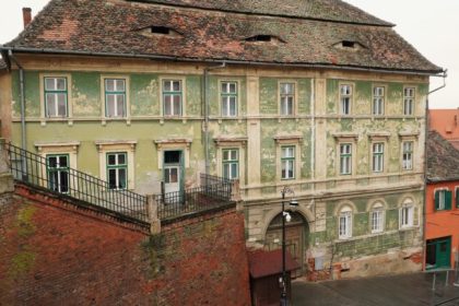 Coroana Ungariei intra in renovare amendati de Primarie