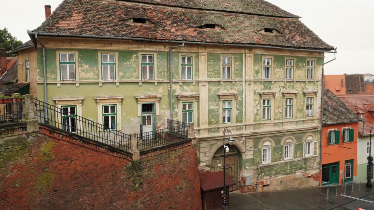 Coroana Ungariei intra in renovare amendati de Primarie