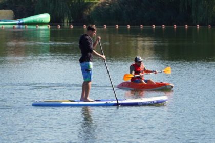 De la canicula la distractie sibienii au profiat de plimbari cu caiacul pe Lacul lui Binder