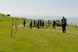 Drumetii pentru varstnici aer curat si traditii in Hamba