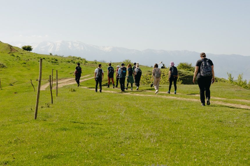 Drumetii pentru varstnici aer curat si traditii in Hamba