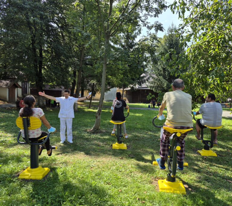 Fitness la spital Pacientii din Sibiu fac sport in aer liber