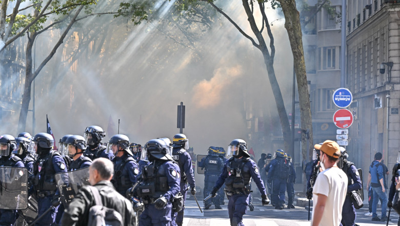 Franta in strada sute de mii protesteaza impotriva masurilor brutale