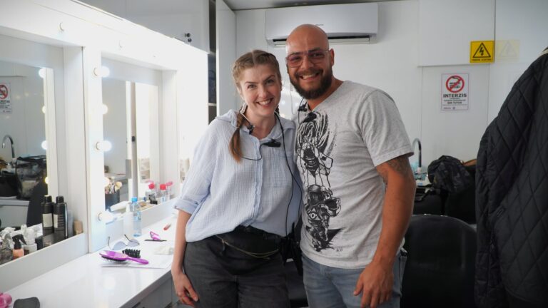 In culisele serialului filmat la Sibiu Recuzi ta de epoca si actori straini fascinati